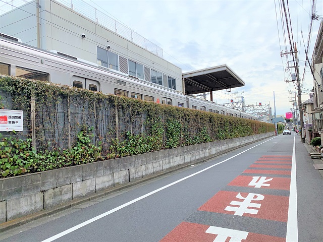 雪谷大塚駅付近で電車が見える道